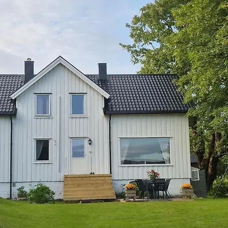 Feriehus Idyllisk Hus Naer Sjo Og Skog Pa Ganes I Vemundvik