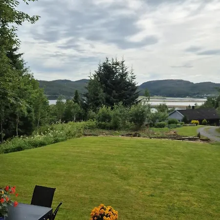 Idyllisk Hus Naer Sjo Og Skog Pa Ganes I Vemundvik Feriehus *