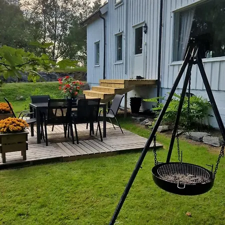 Idyllisk Hus Naer Sjo Og Skog Pa Ganes I Vemundvik Feriehus *