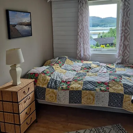 Feriehus Idyllisk Hus Naer Sjo Og Skog Pa Ganes I Vemundvik