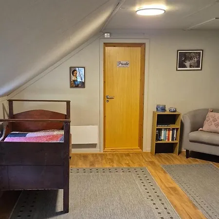 Feriehus Idyllisk Hus Naer Sjo Og Skog Pa Ganes I Vemundvik *