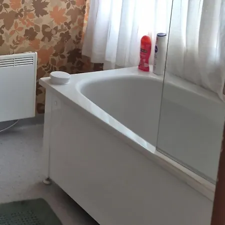 Feriehus Idyllisk Hus Naer Sjo Og Skog Pa Ganes I Vemundvik *
